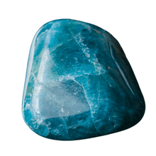 Load image into Gallery viewer, Pierre bleue apatite lithothérapie minéraux
