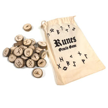 Load image into Gallery viewer, Jeux d&#39;Oracle des Runes dans un sac en coton - Collectif Spirite
