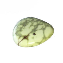 Load image into Gallery viewer, Galet Chrysoprase citron - Collectif Spirite
